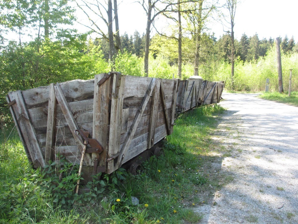 ehemalige kleine Bahnwaggons zum Abtransport des Torfes - Sterntaler Filze