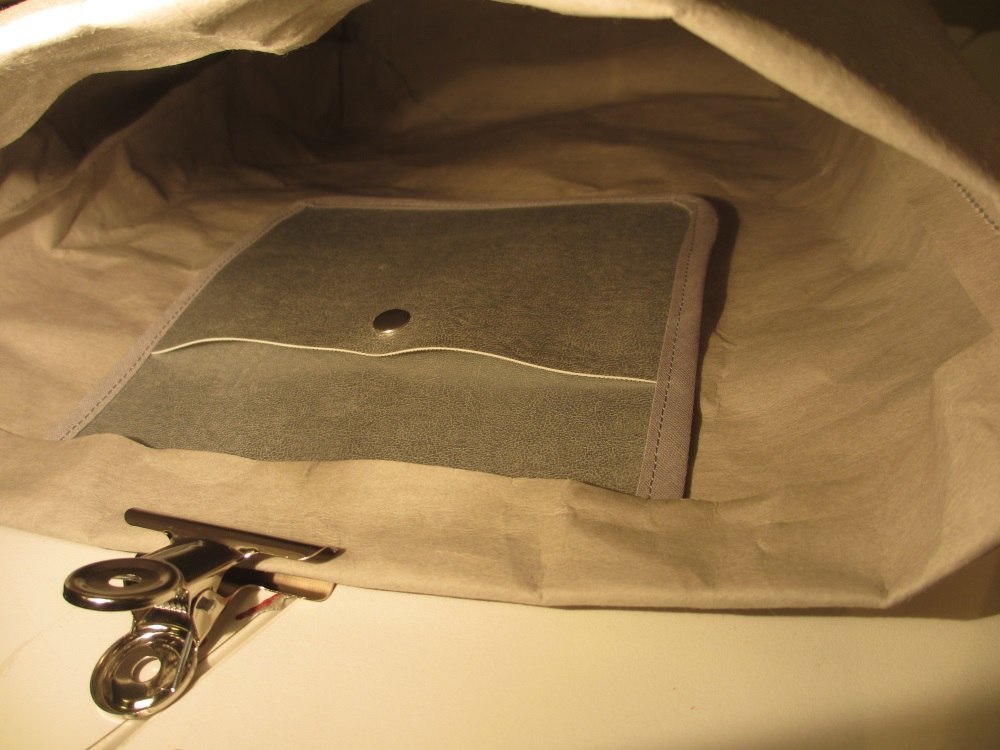 Nähanleitung Freebie für eine Snappap Tasche mit Innentasche www.made-in-minga.de Die Innentasche mittig unter den Taschenrand schieben.