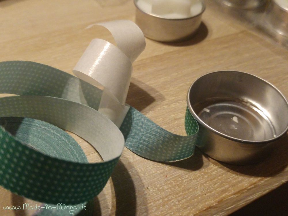 Erster Schritt: 4 Teelichter mit schönem Tape umkleben
