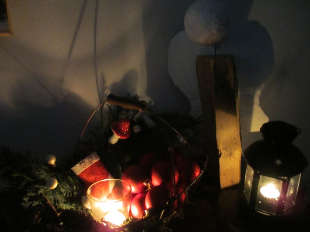 Heimelige, und darum leider etwas dunkle, Deko mit Weihnachtsengel aus Holz
