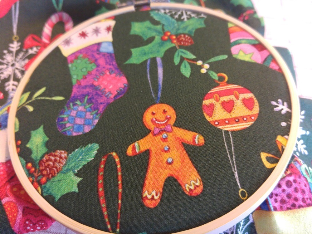 Weihnachtliche Deko im Stickrahmen
