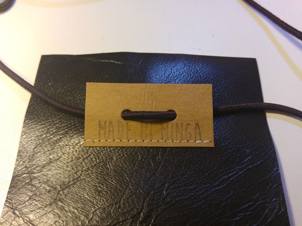 Label und Halter für das Gummiband. Es wird hinten an der Handytasche festgenäht