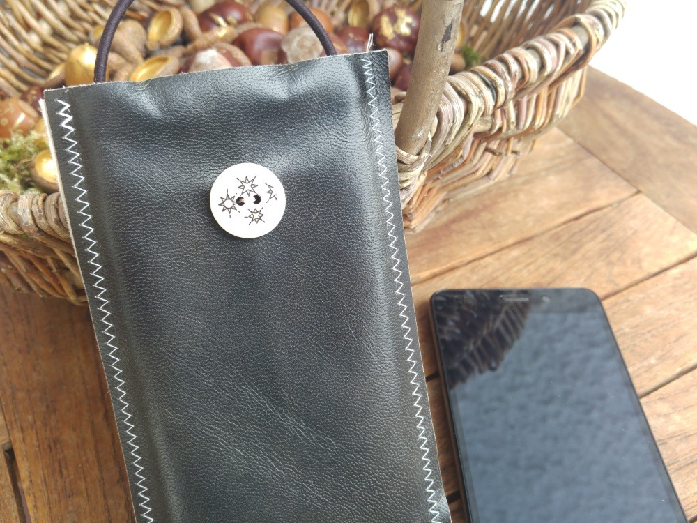 Vordere Ansicht der neuen Handytasche mit dem Knopf in der Mitte