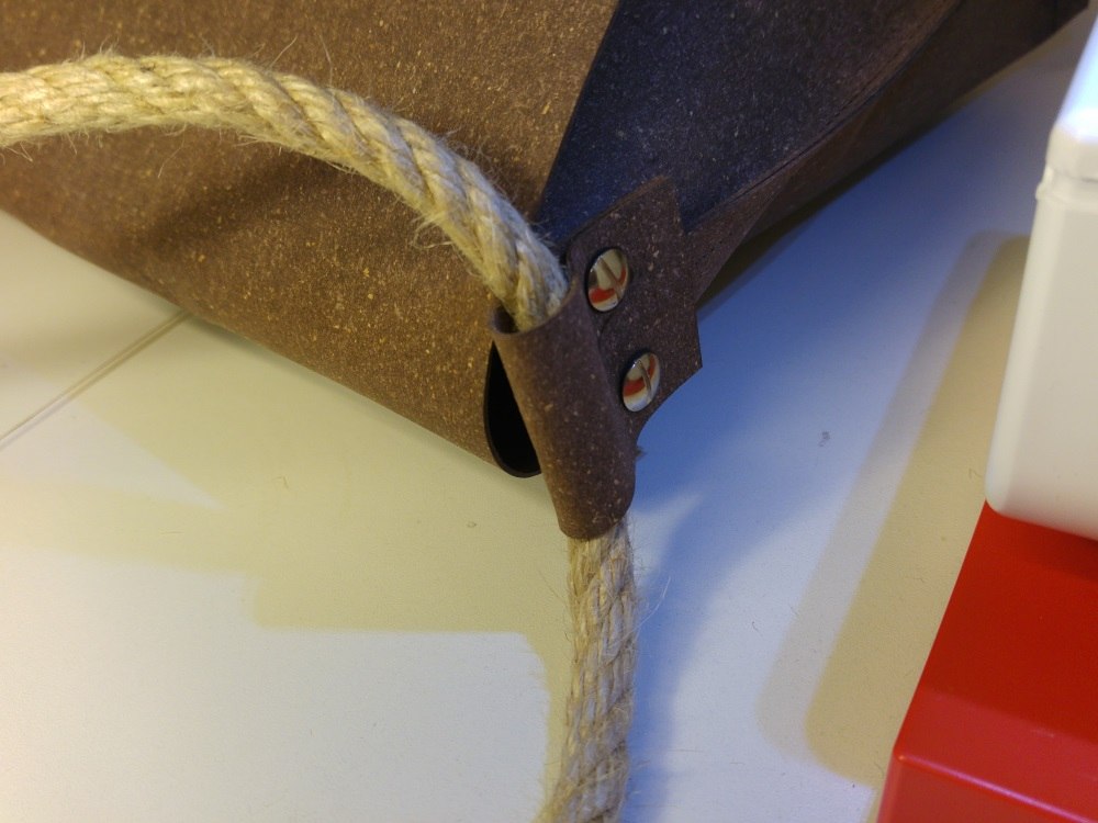 Taschenträger - Lösung mit Sisal-Seil durch Aufhängung aus ReLeda