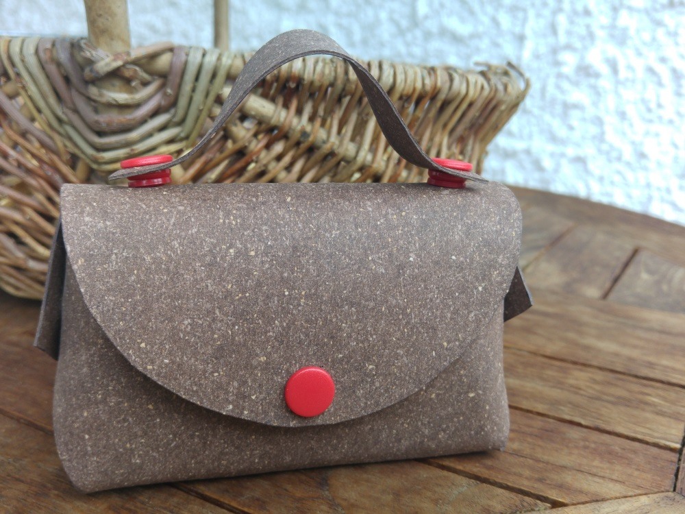 Gefaltet und genietet. Kleine Tasche