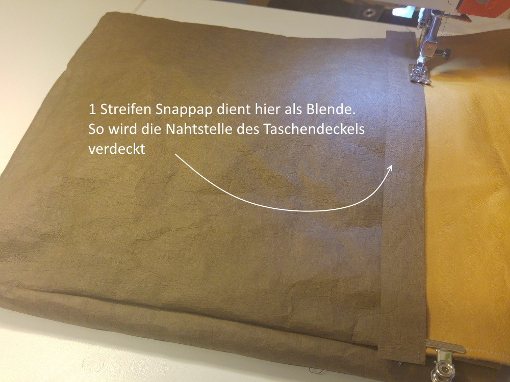 5,5 cm unterhalb des Taschenrandes nähe ich den Deckel am hinteren Taschenteil fest