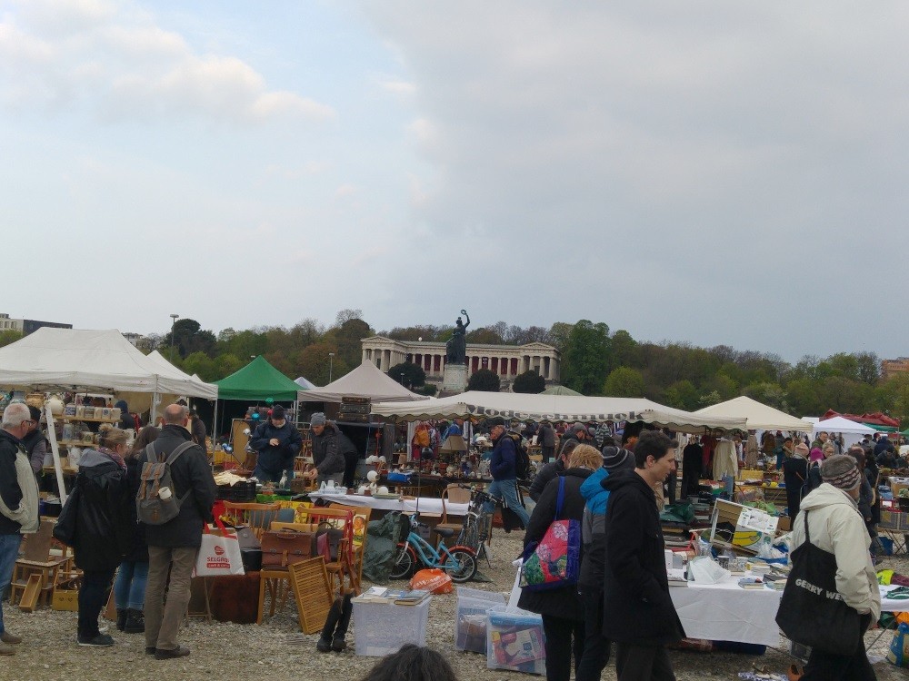 Unter den Blicken der Bavaria findet der Flohmarkt statt