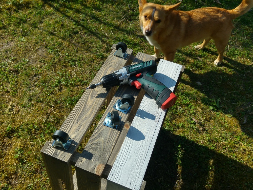 Mit dem Akkuschrauber kleine Räder unterschrauben