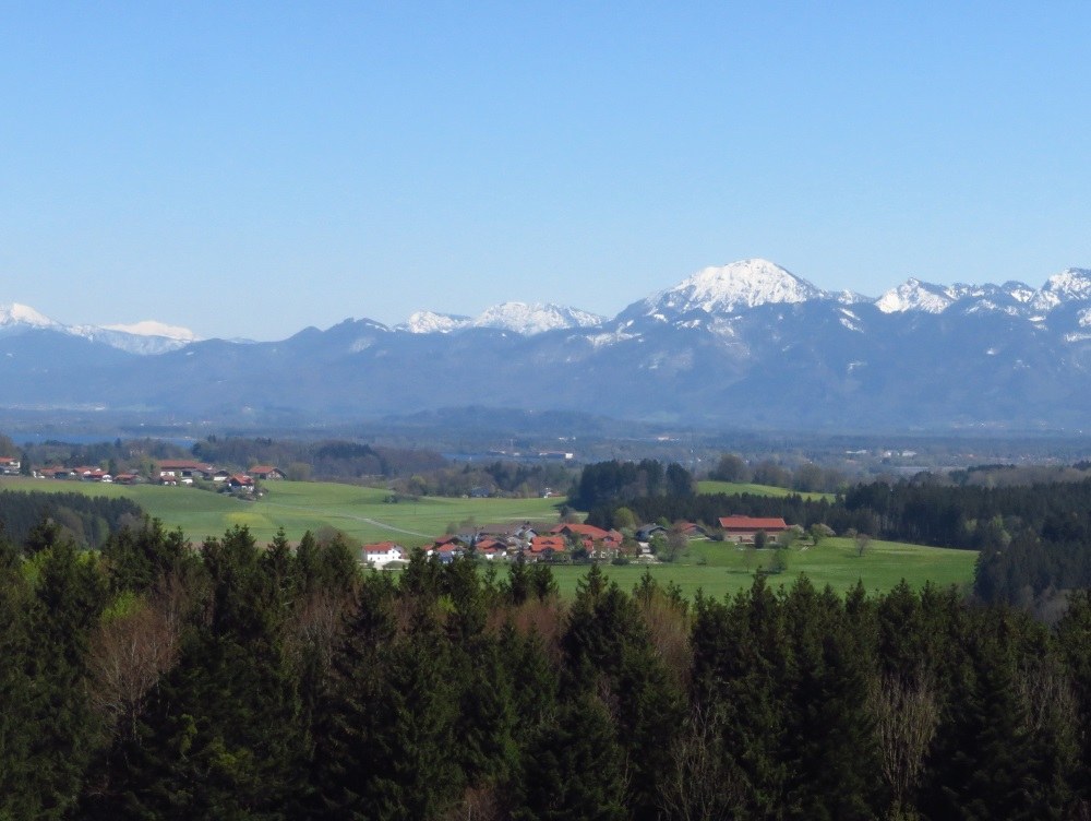 Chiemsee und Bergblick vom Aussichtsturm Ratzinger Höhe