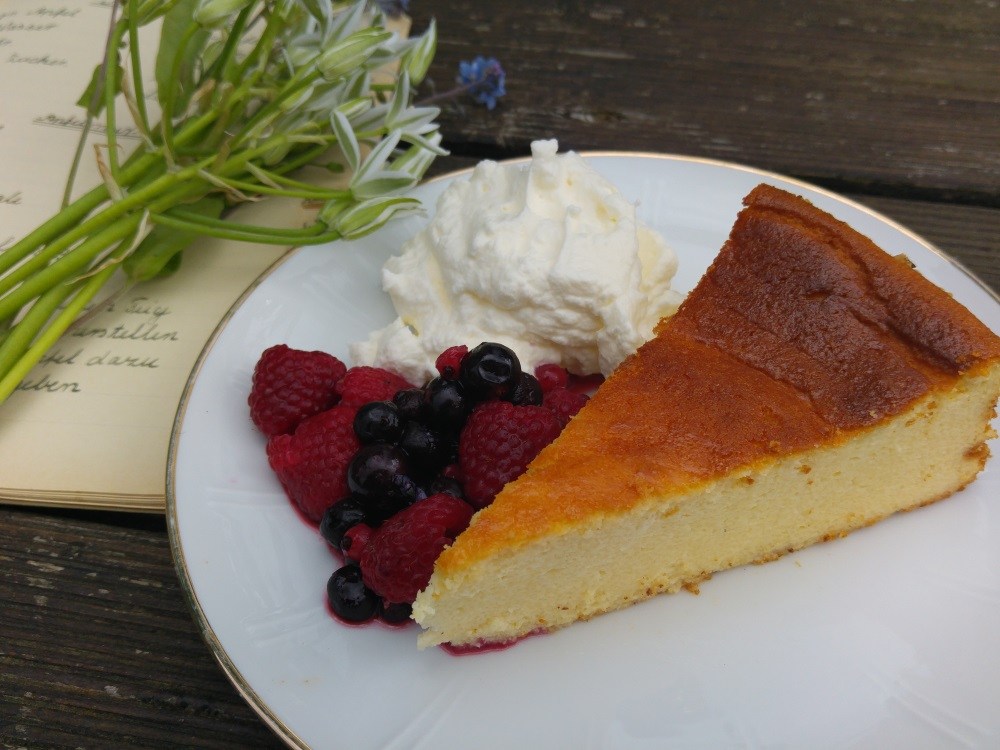 Käsekuchen mit Sahne und Früchten