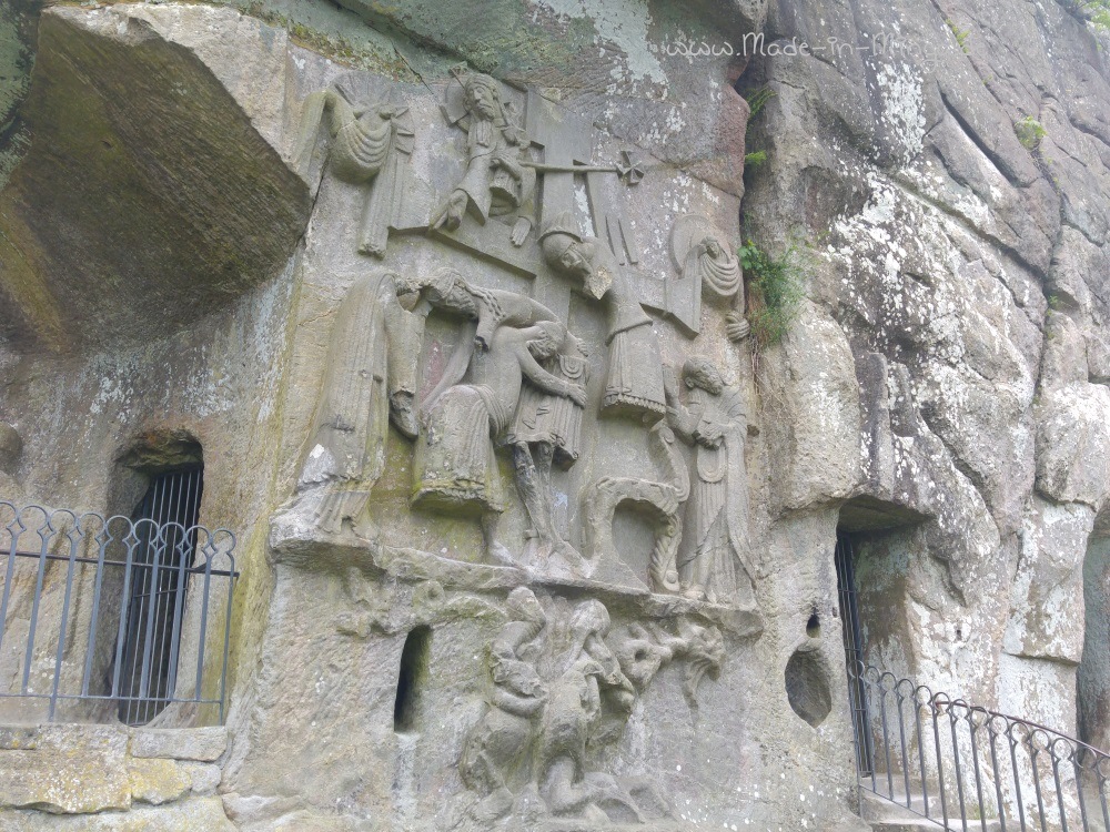 Kreuzabnahmerelief im Grottenfelsen - Externsteine mit www.made-in-minga.de Kreuzabnahmerelief im Grottenfelsen