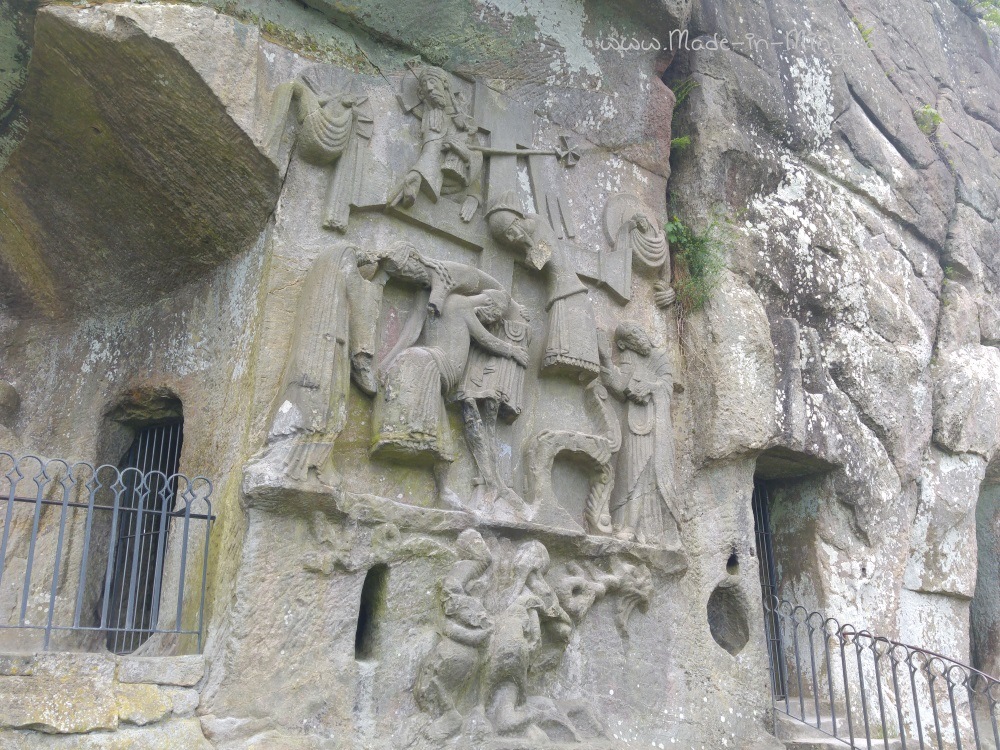 Kreuzabnahmerelief im Grottenfelsen