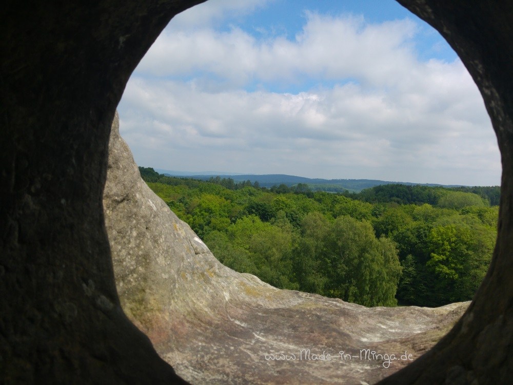 Blick aus der Höhenkammer des Turmfelsens der Externsteine Blick aus der Höhenkammer des Turmfelsens