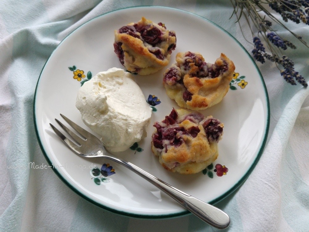 Kirsch-Griess-Kuchen mit einem leckeren Schlag Sahne