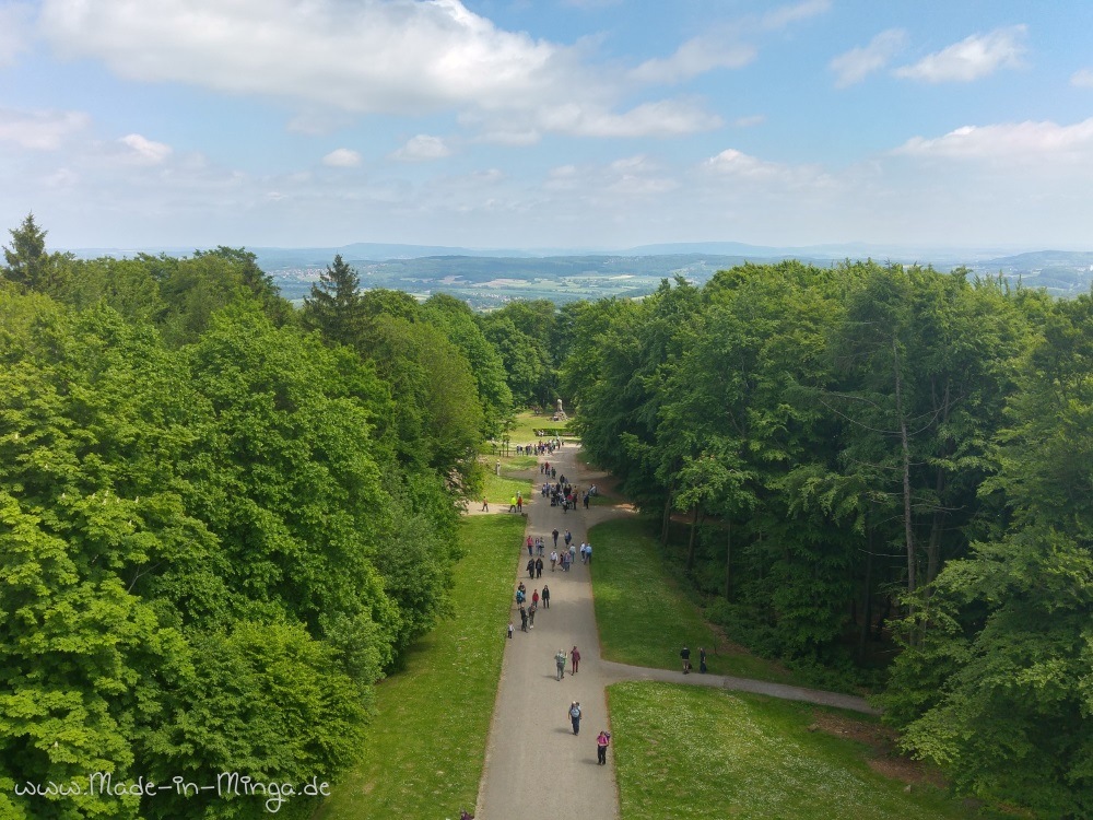 Kurzer Weg vom Parkplatz zum Hermannsdenkmal Kurzer Weg vom Parkplatz zum Hermannsdenkmal
