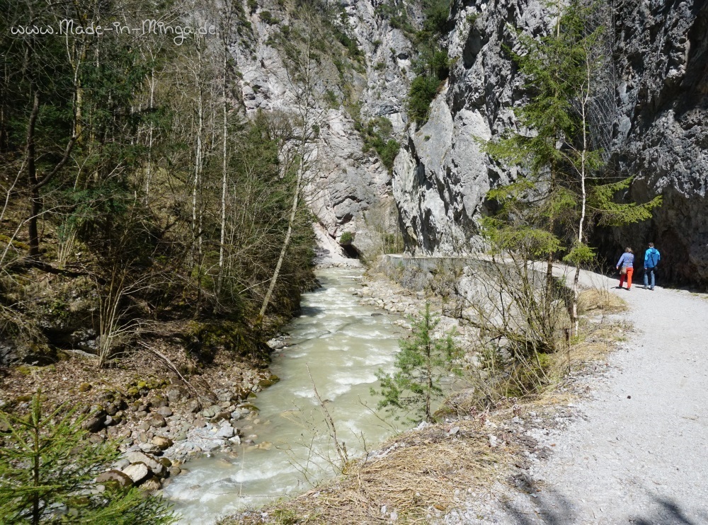 Flaches Flußufer der Ache