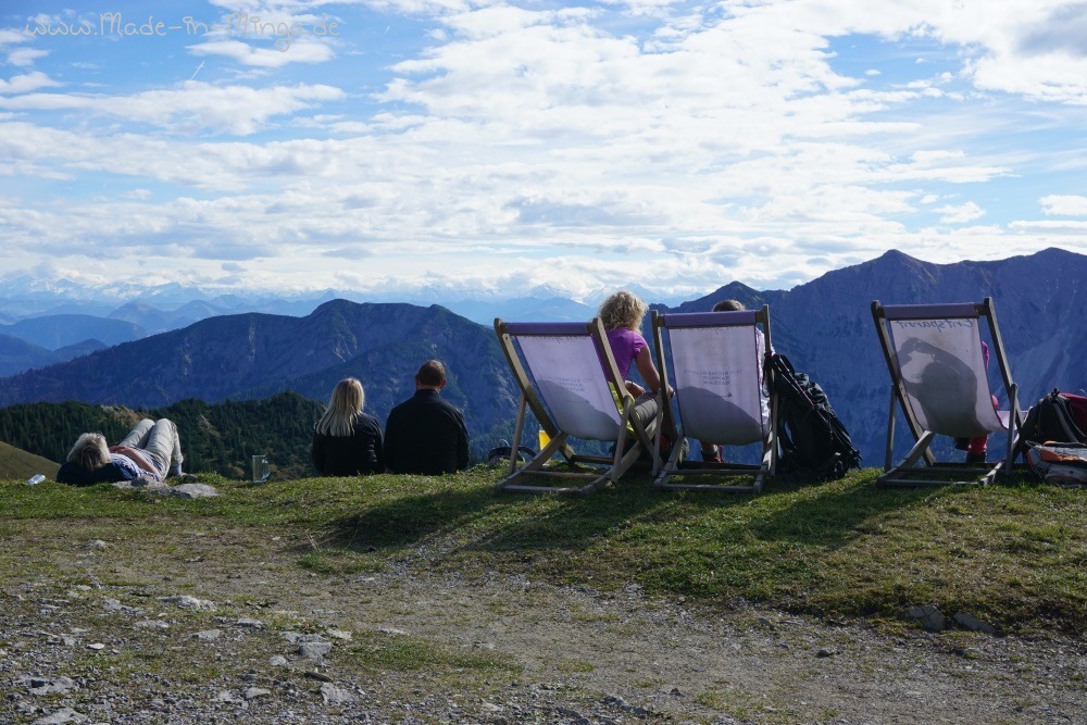 Rotwandhaus mit Liegestühlen, um das Bergpanorama zu genießen