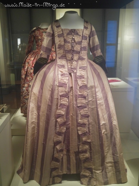 gestreiftes Seidenkleid aus dem Barock