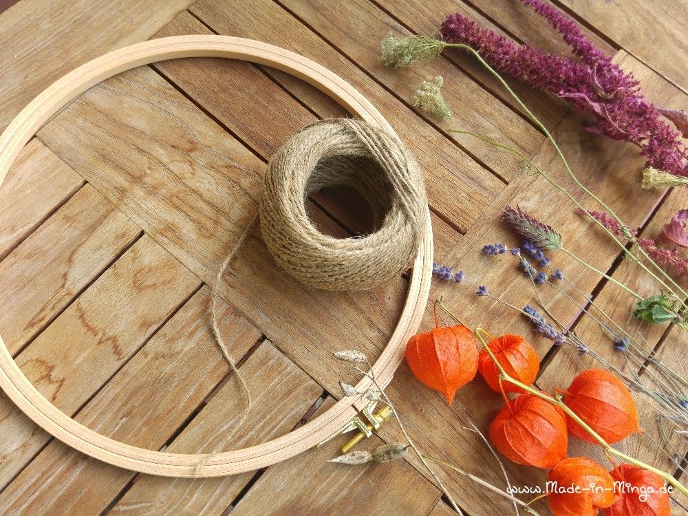 Stickrahmen als Herbstkranz mit Kordel und Trockenblumen