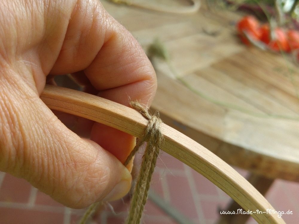 der innere Hoop des Stickrahmens wird mit Kordel umwickelt