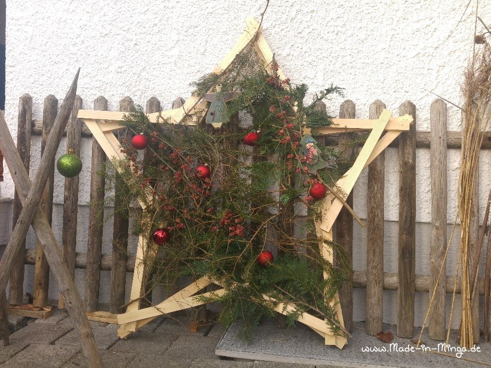 Weihnachtskugeln und eine Lichterkette für die weihnachtliche Deko draussen
