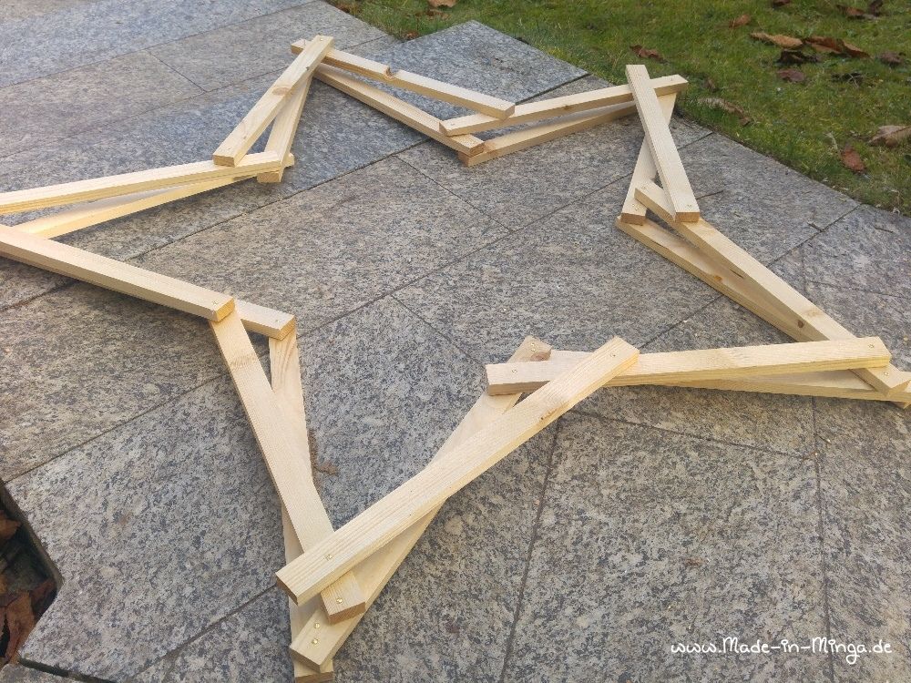für den weihnachtsstern 2- 3 runden Latten zusammenschrauben