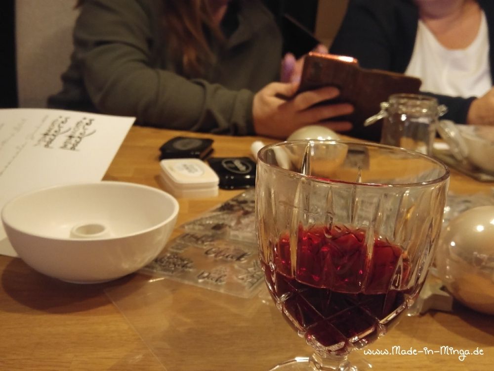 Weinglas auf Tisch mit Bastelkram