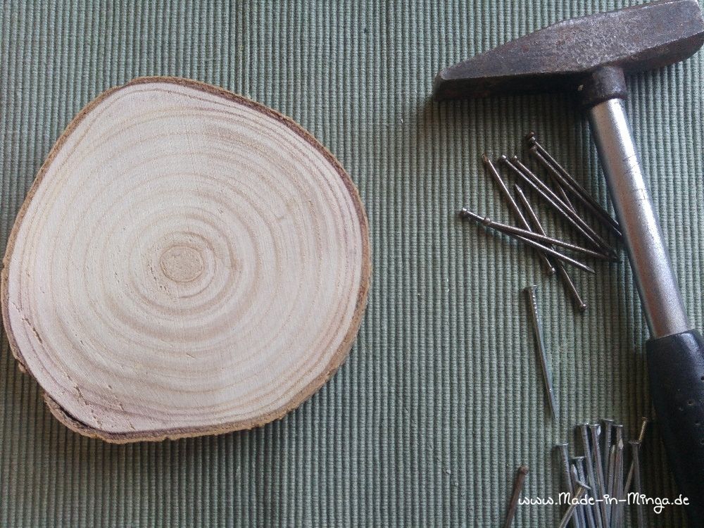 Baumschieb, Nägel und Hammer werden vorbereitet für das Osternest