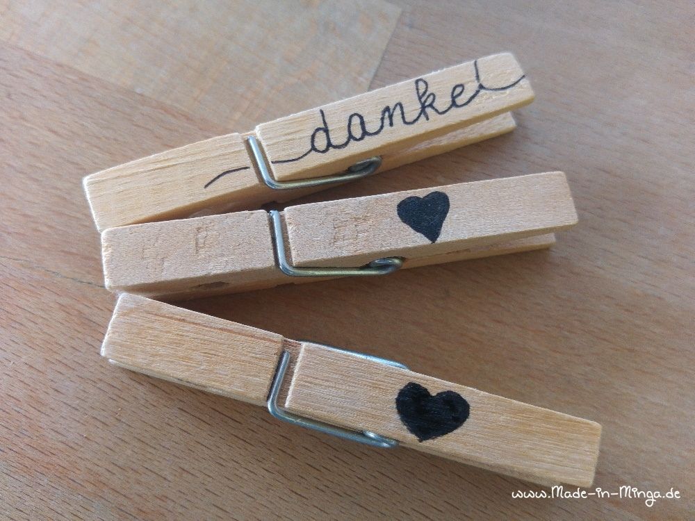 Holzklammer mit schwarzem Stift beschriftet