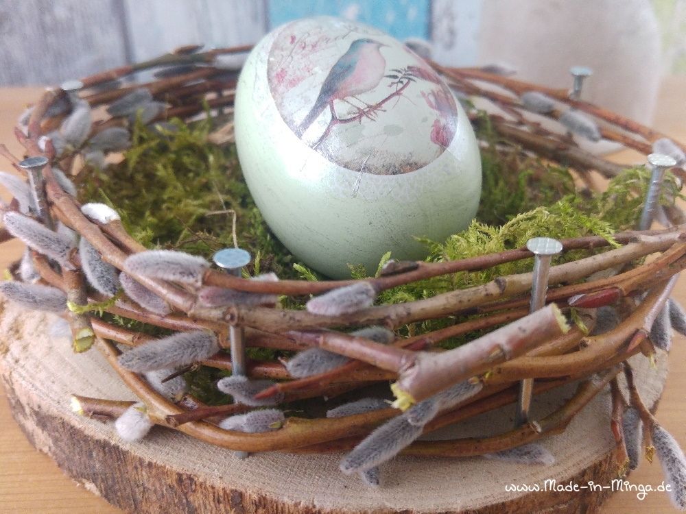 Osterkorb aus Weidenaesten mit Osterei