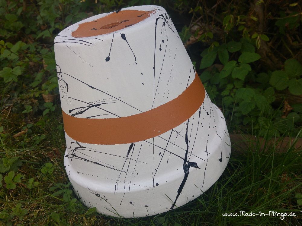 Übertopf aus terrakotta mit Acrylfarbe bemalt