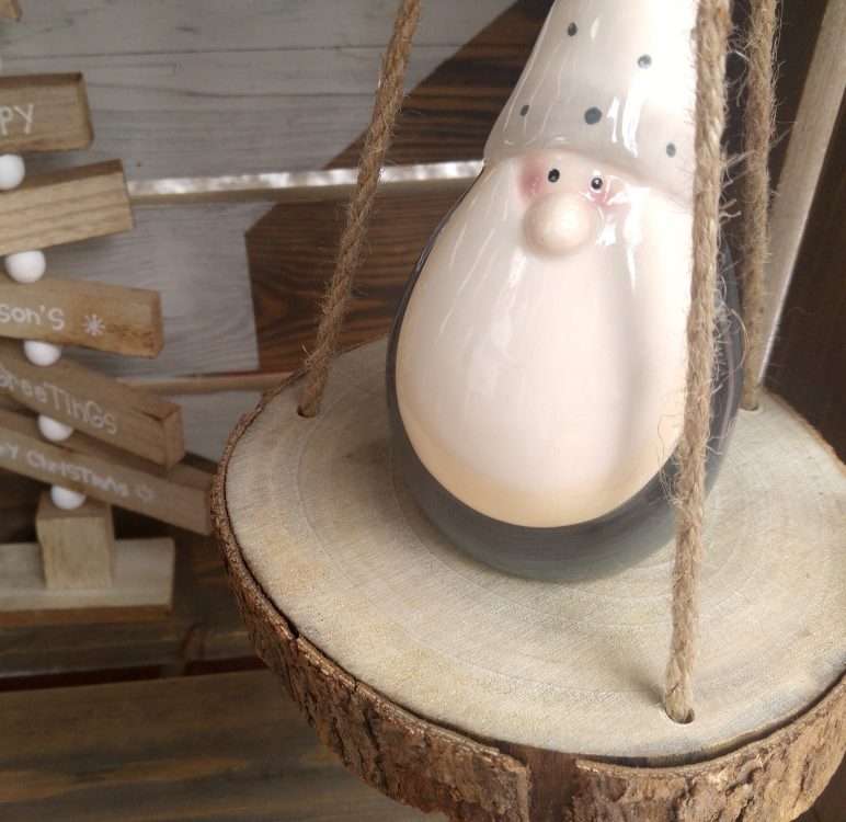 Weihnachtliche Dekoration mit Baumscheibe basteln