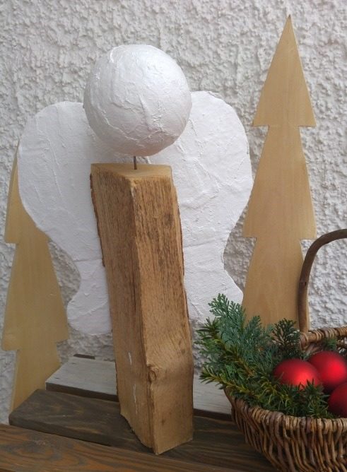 Engel aus Gips und einem Holzscheit