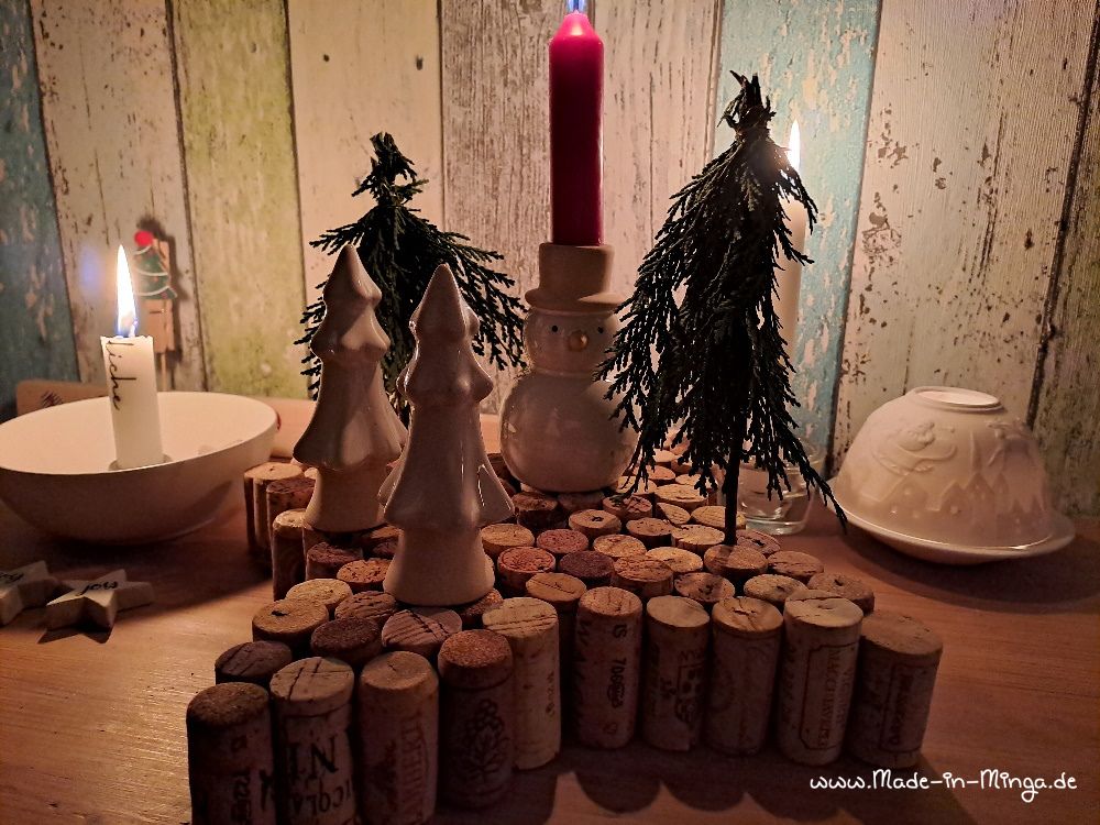 Weinkorken als Weihnachtsstern zusammen kleben