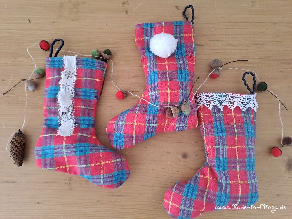 Drei karierte Nikolausstiefel mit unterschiedlicher Dekoration