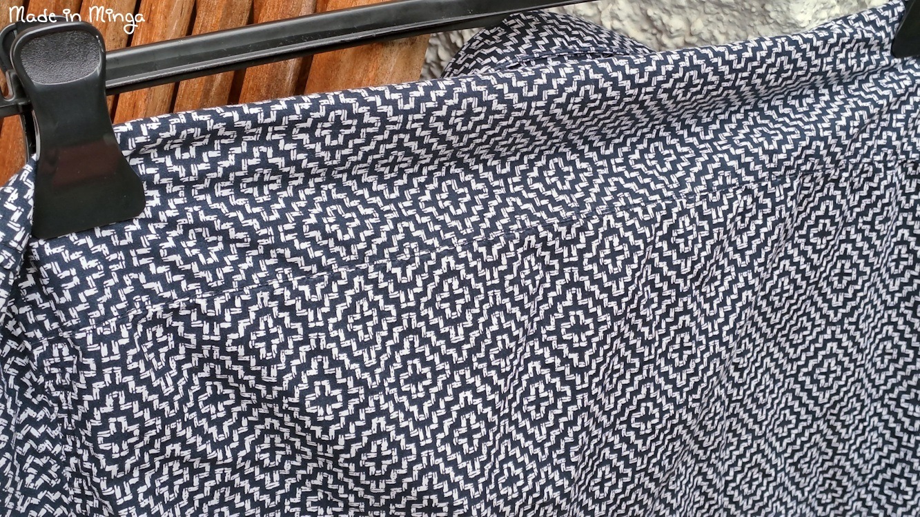 schwarz-weißes Hemd rückseitig am Bügel