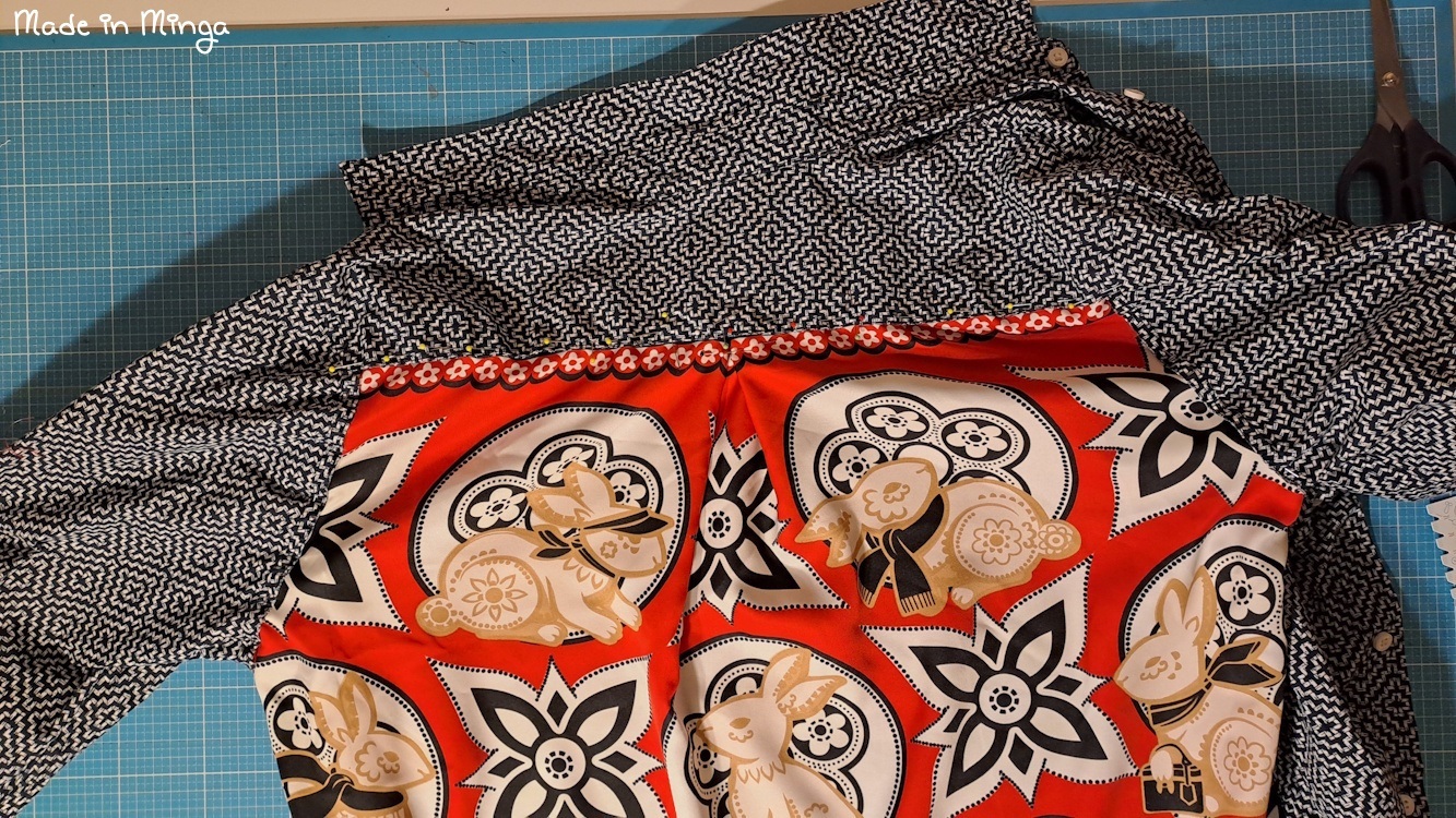 Tuch wird eingesetzt in den Blusenrücken