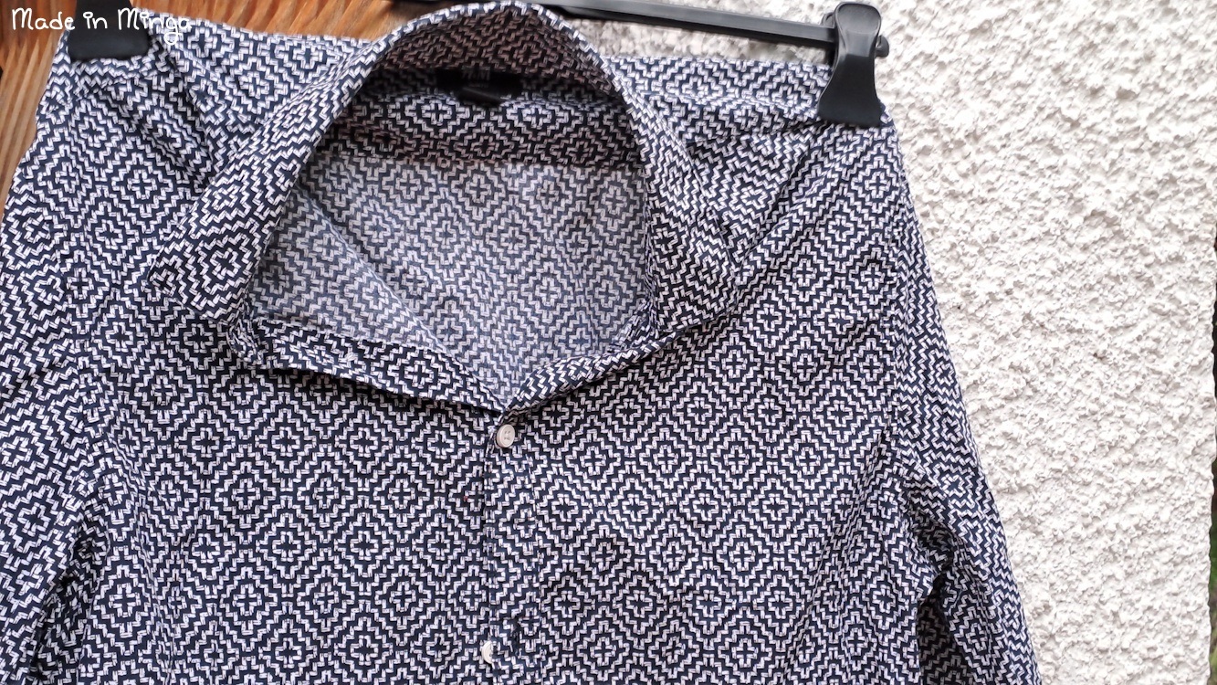 schwarz weißes Herrenhemd am Bügel