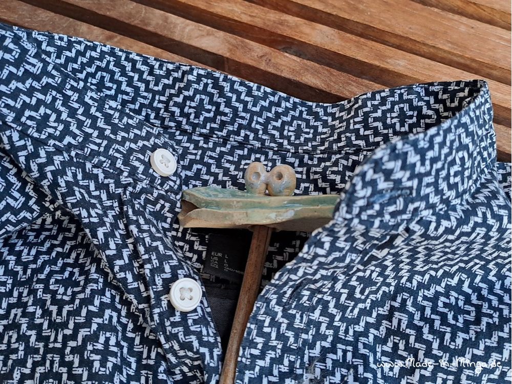 Ausschnitt des schwarz-weißen Hemdes