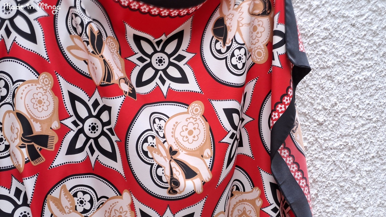 Rotes Halstuch mit schwarz weißem Hasenmuster