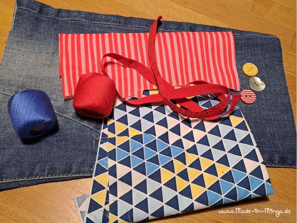 Stoffe und Nähutensilien