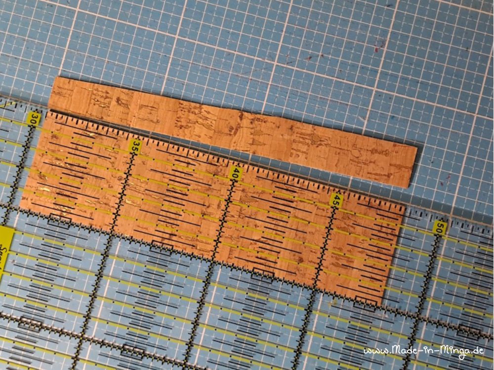 Korkstoff wird zu einem Lesezeichen geschnitten