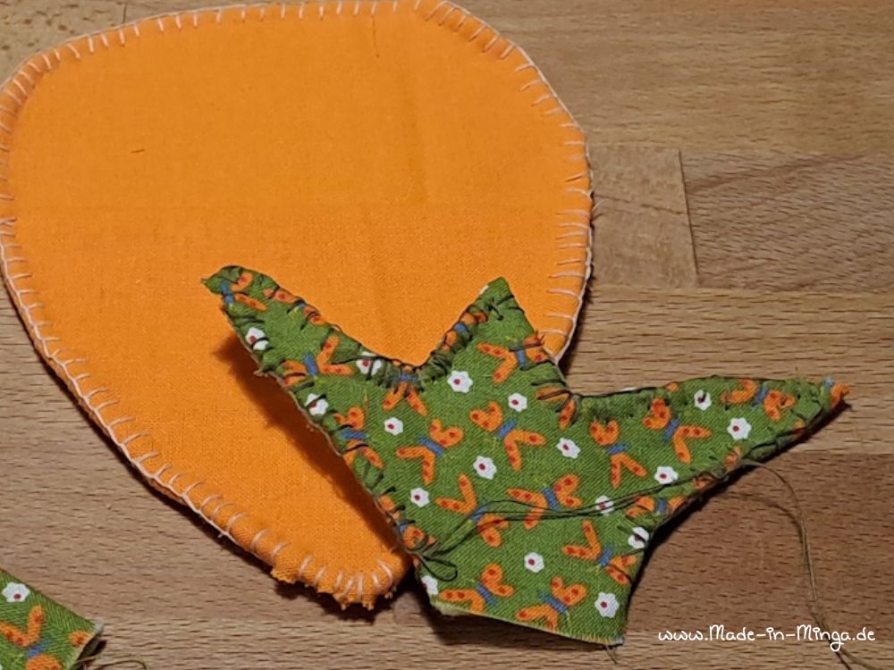 Karottengrün an Karotte nähen