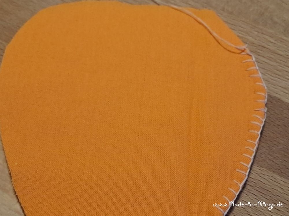 Vlies mit orangem Stoff einfassen