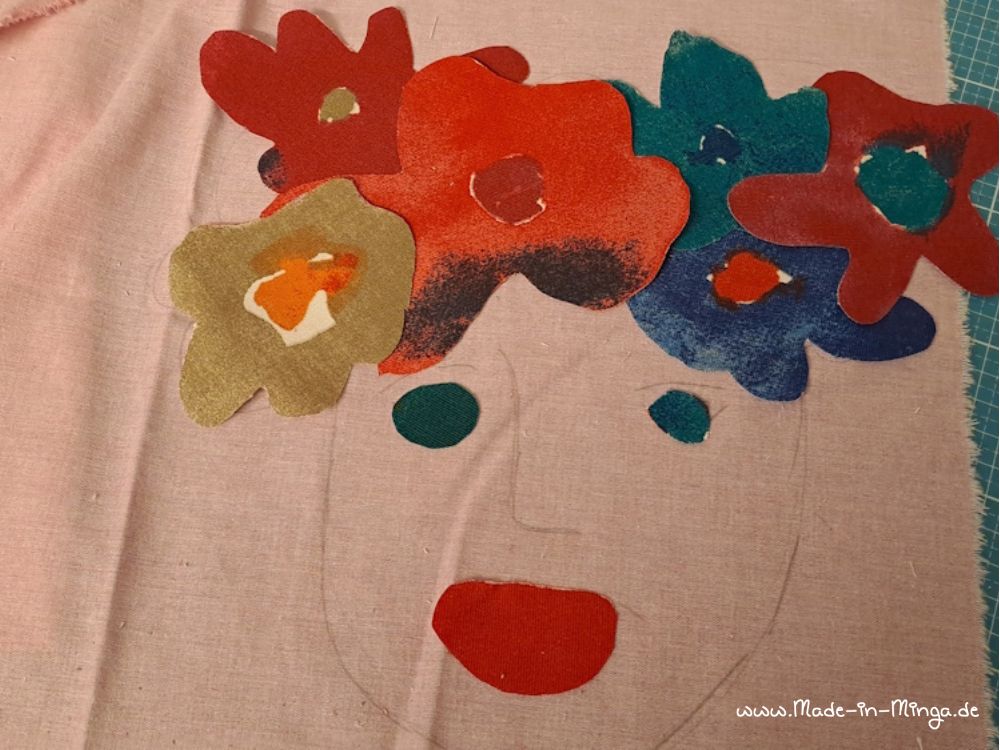 Blumen-Blüten als Haare um den Kopf herum arrangieren